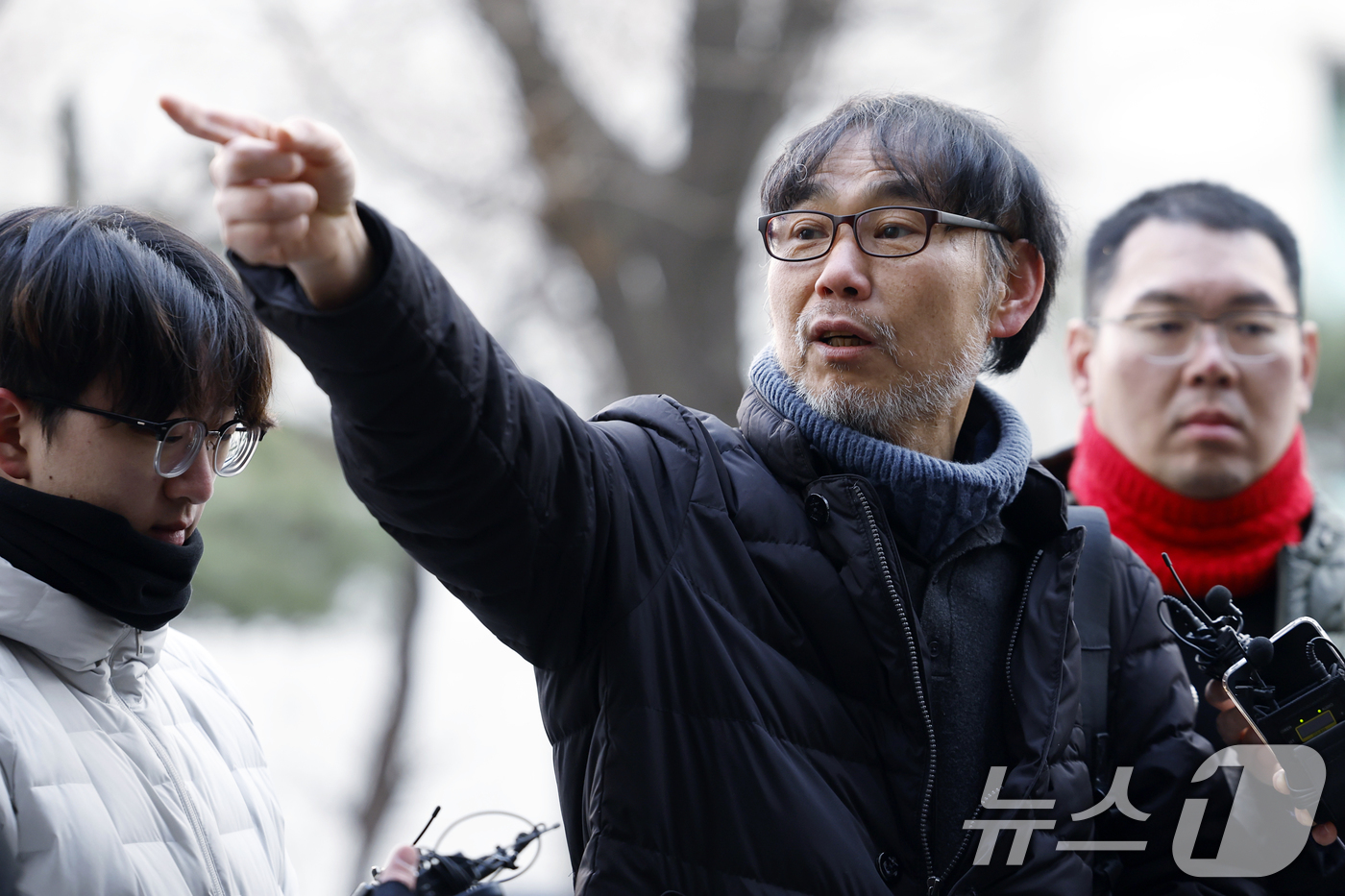 (서울=뉴스1) 박정호 기자 = 김순환 서민민생대책위원회 사무총장이 19일 오전 서울시 마포구 서울경찰청 공공범죄수사대 앞에서 김경 서울시의원 공천헌금 고발 관련 기자회견을 하고 …