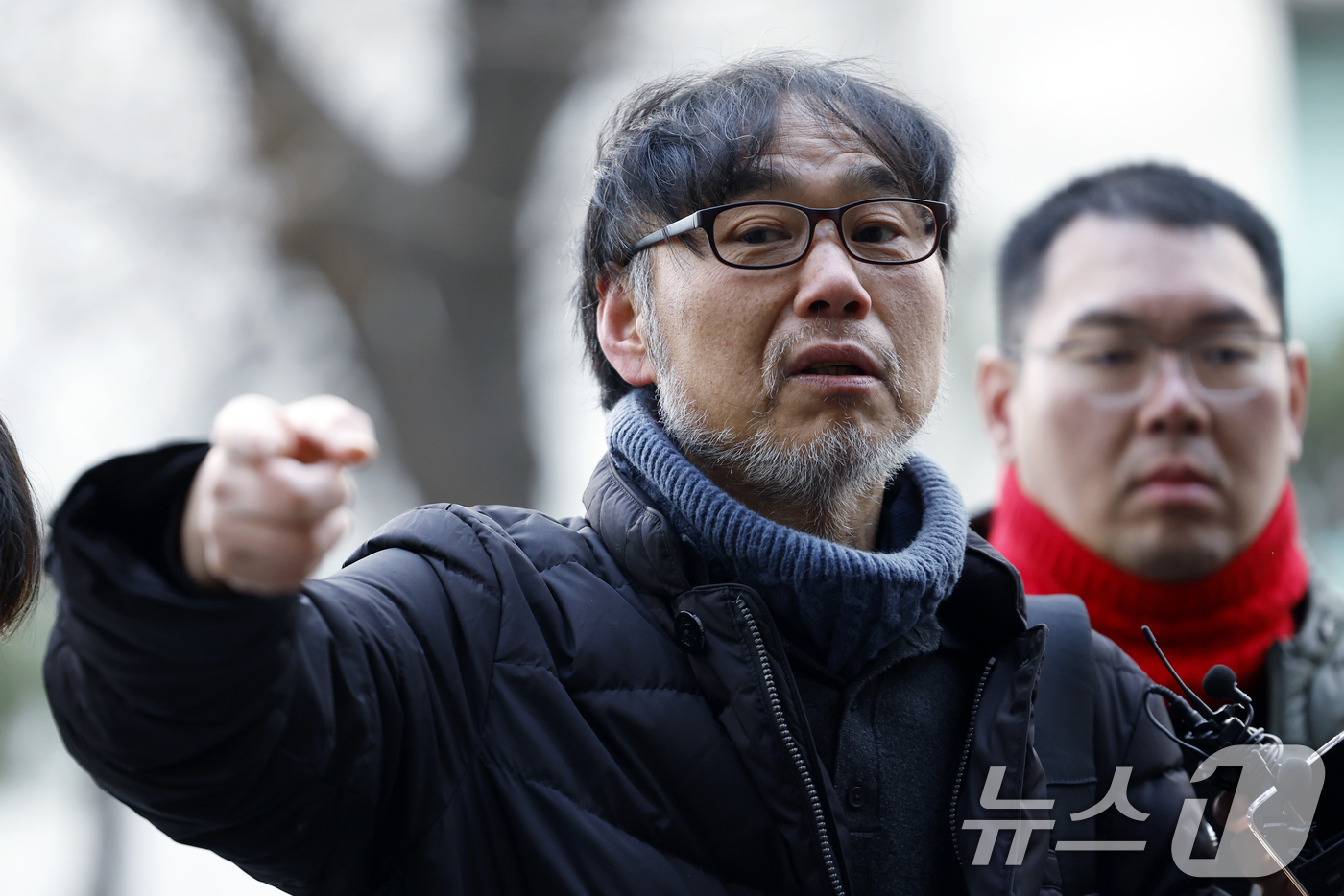 (서울=뉴스1) 박정호 기자 = 김순환 서민민생대책위원회 사무총장이 19일 오전 서울시 마포구 서울경찰청 공공범죄수사대 앞에서 김경 서울시의원 공천헌금 고발 관련 기자회견을 하고 …