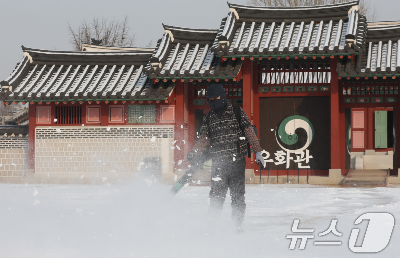 (수원=뉴스1) 김영운 기자 = 간밤에 눈이 내린 19일 경기 수원시 팔달구 화성행궁에서 관계자가 제설작업을 하고 있다. 2026.1.19/뉴스1