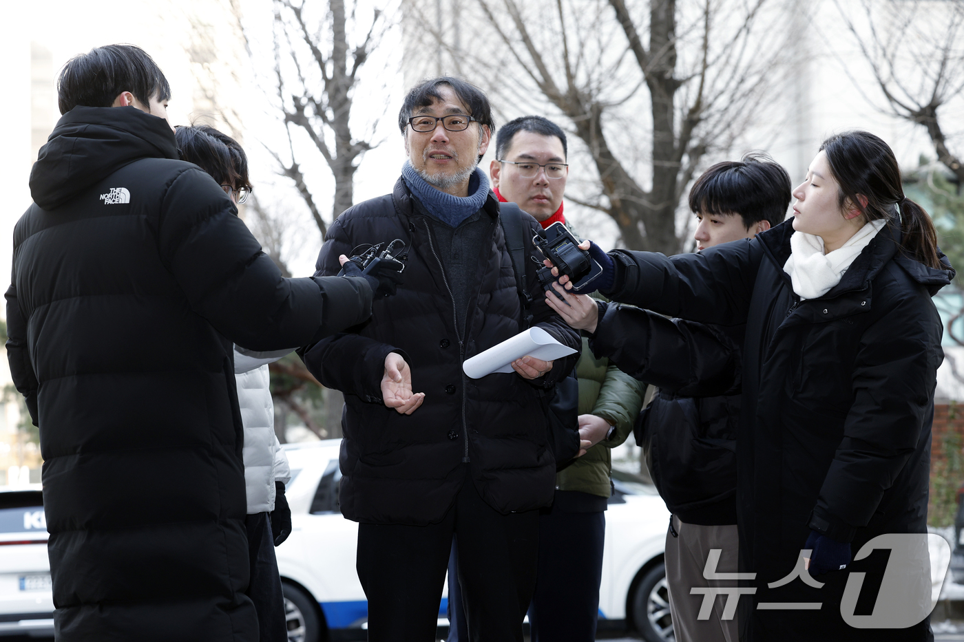 (서울=뉴스1) 박정호 기자 = 김순환 서민민생대책위원회 사무총장이 19일 오전 서울시 마포구 서울경찰청 공공범죄수사대 앞에서 김경 서울시의원 공천헌금 고발 관련 기자회견을 하고 …