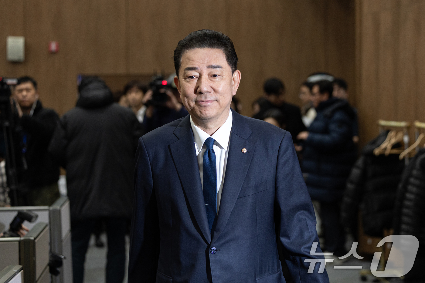 (서울=뉴스1) 이승배 기자 = 김병기 더불어민주당 의원이 19일 서울 여의도 국회 소통관에서 당 윤리심판원의 제명 결정에 대한 입장을 밝히는 기자회견을 하기 위해 단상으로 향하고 …