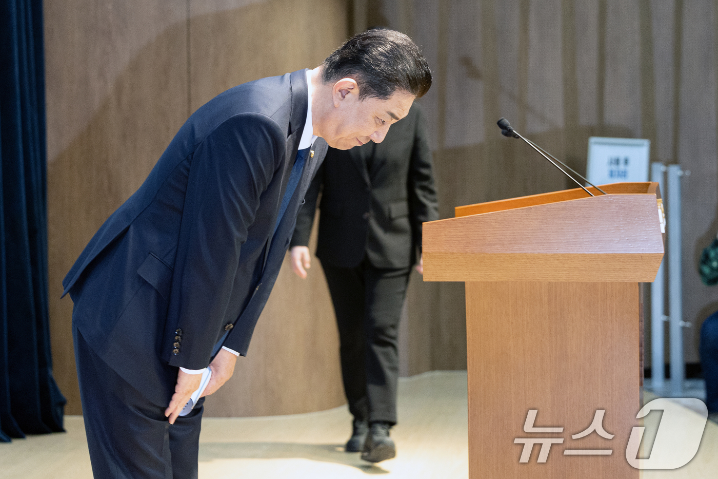 (서울=뉴스1) 이승배 기자 = 김병기 더불어민주당 의원이 19일 서울 여의도 국회 소통관에서 당 윤리심판원의 제명 결정에 대한 입장을 밝히는 기자회견을 하기 앞서 고개 숙여 인사 …