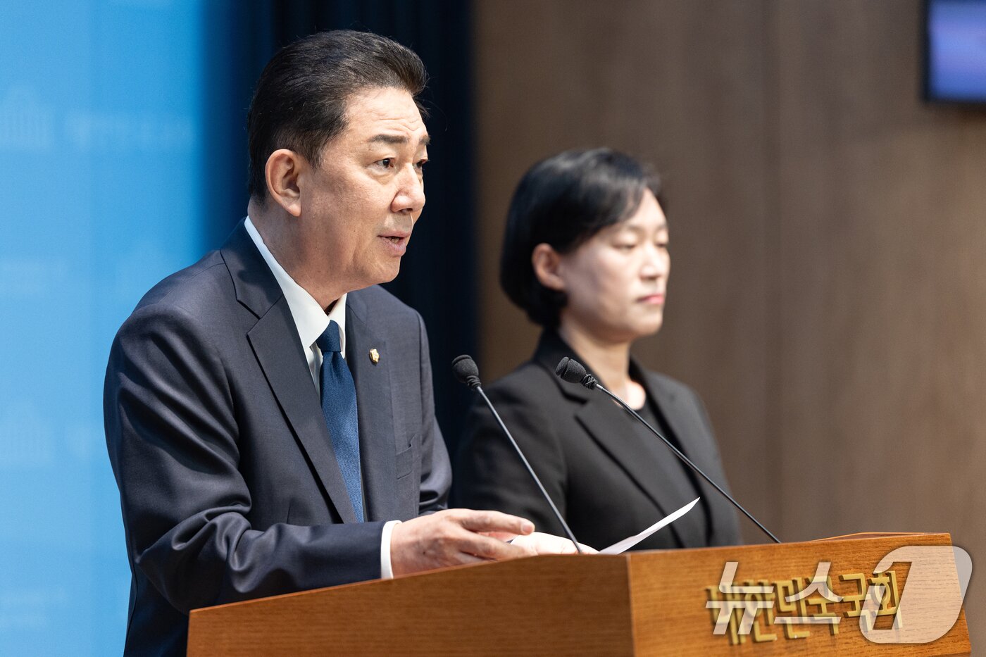 본문 이미지 - 김병기 더불어민주당 의원이 19일 서울 여의도 국회 소통관에서 당 윤리심판원의 제명 결정에 대한 입장을 밝히는 기자회견을 하고 있다. 2026.1.19/뉴스1 ⓒ News1 이승배 기자