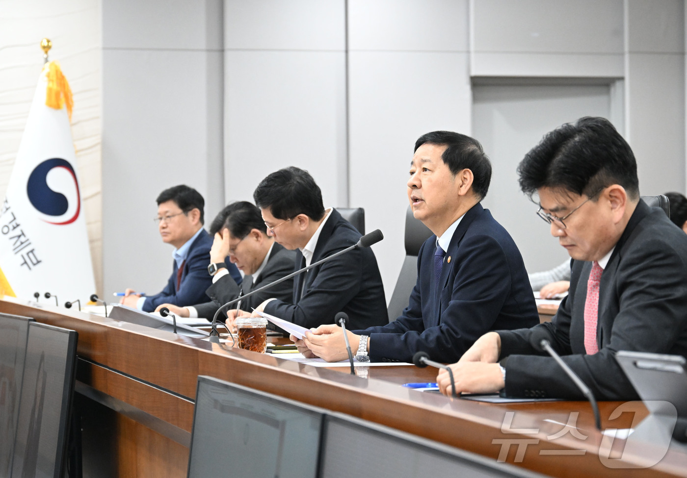 (서울=뉴스1) = 구윤철 부총리 겸 재정경제부 장관이 19일 정부세종청사에서 열린 재정경제부 확대간부회의를 주재하고 있다. (재정경제부 제공. 재판매 및 DB 금지) 2026.1 …