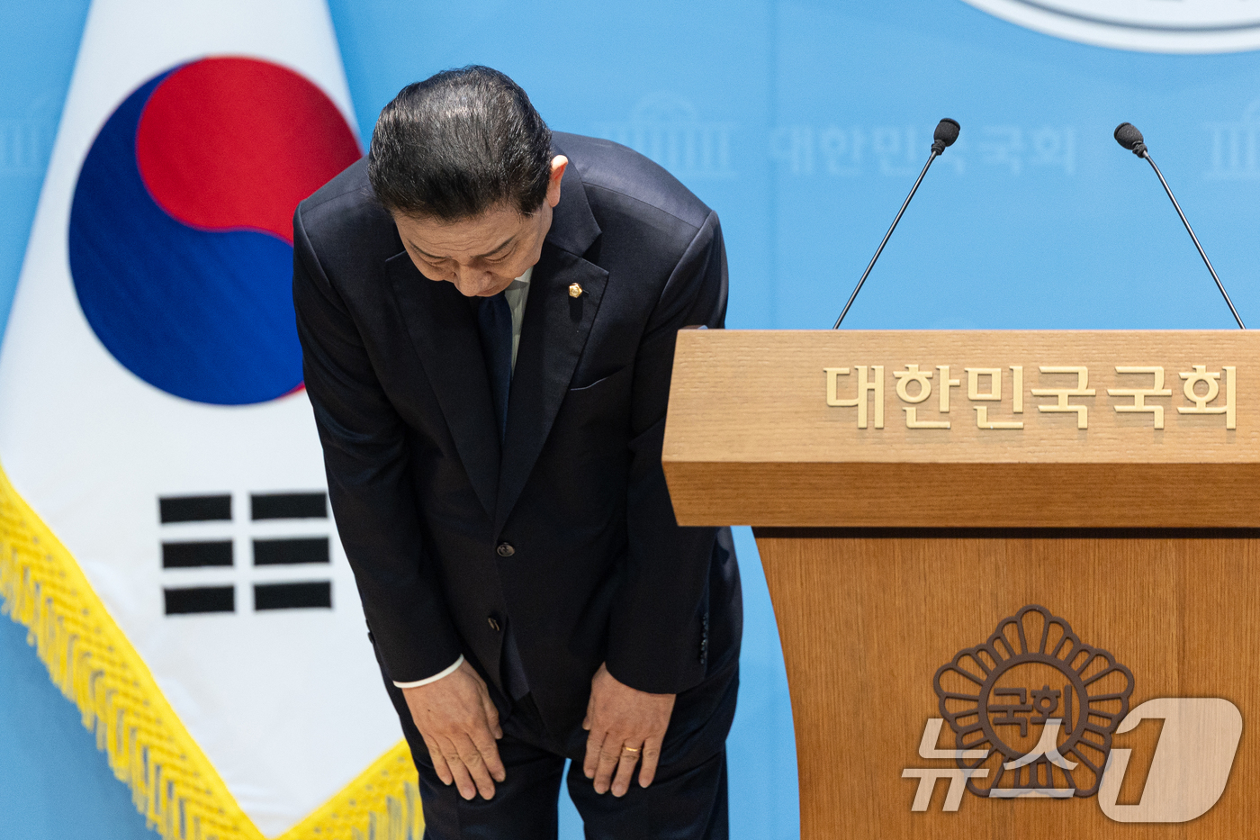 (서울=뉴스1) 이승배 기자 = 김병기 더불어민주당 의원이 19일 서울 여의도 국회 소통관에서 당 윤리심판원의 제명 결정에 대한 입장을 밝히는 기자회견을 하며 고개 숙여 사과하고 …