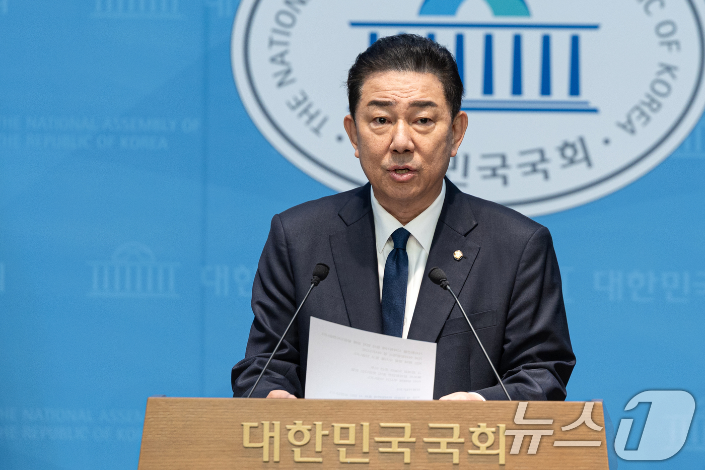 (서울=뉴스1) 이승배 기자 = 김병기 더불어민주당 의원이 19일 서울 여의도 국회 소통관에서 당 윤리심판원의 제명 결정에 대한 입장을 밝히는 기자회견을 하고 있다. 2026.1. …