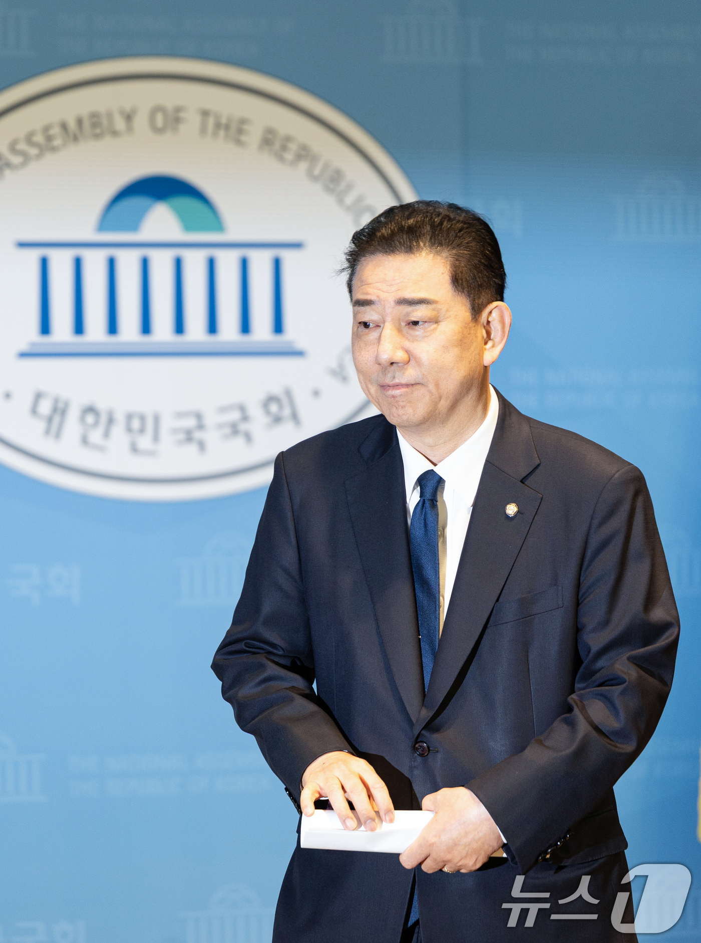 (서울=뉴스1) 이승배 기자 = 김병기 더불어민주당 의원이 19일 서울 여의도 국회 소통관에서 당 윤리심판원의 제명 결정에 대한 입장을 밝히는 기자회견을 마치고 발걸음을 옮기고 있 …