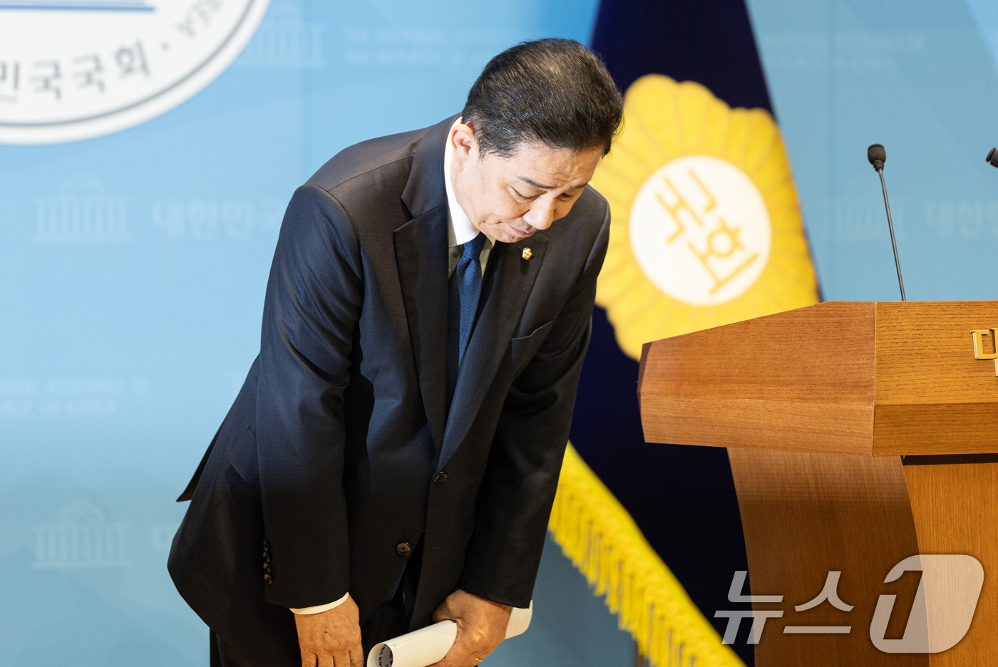 (서울=뉴스1) 이승배 기자 = 김병기 더불어민주당 의원이 19일 서울 여의도 국회 소통관에서 당 윤리심판원의 제명 결정에 대한 입장을 밝히는 기자회견을 마치고 고개 숙여 인사하고 …