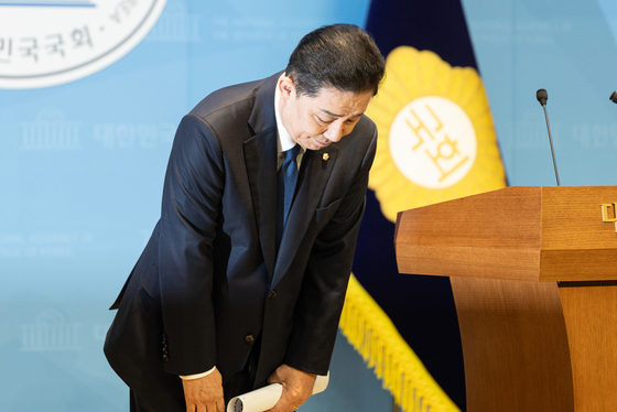 고개 숙이는 김병기