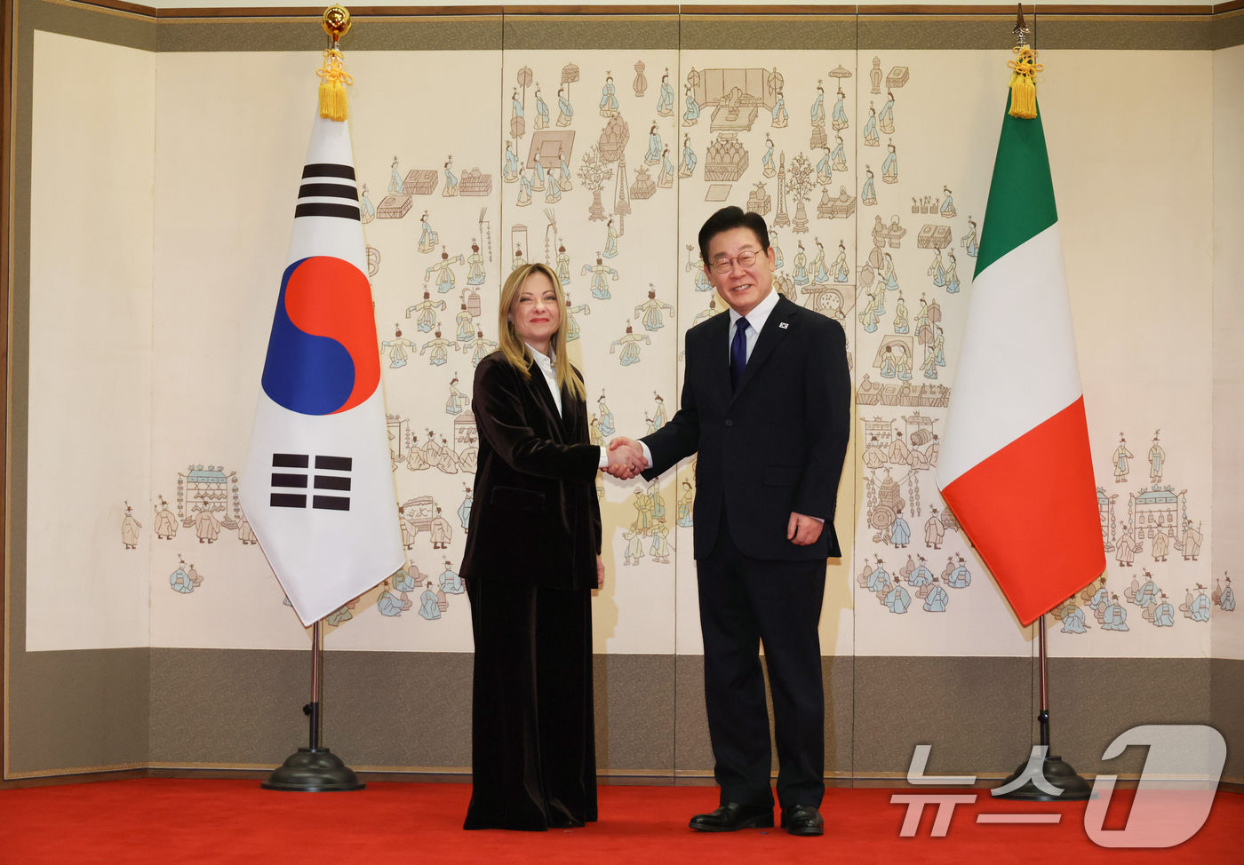 (서울=뉴스1) 이재명 기자 = 이재명 대통령과 조르자 멜로니 이탈리아 총리가 19일 청와대에서 기념촬영을 하고 있다. 2026.1.19/뉴스1