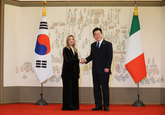 멜로니 伊총리와 악수하는 이재명 대통령