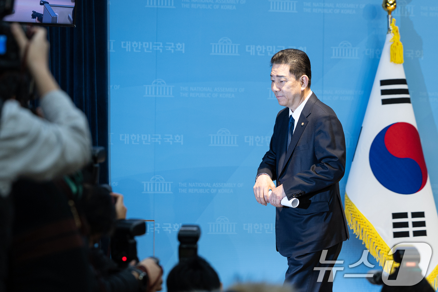 (서울=뉴스1) 이승배 기자 = 김병기 더불어민주당 의원이 19일 서울 여의도 국회 소통관에서 당 윤리심판원의 제명 결정에 대한 입장을 밝히는 기자회견을 마치고 발걸음을 옮기고 있 …