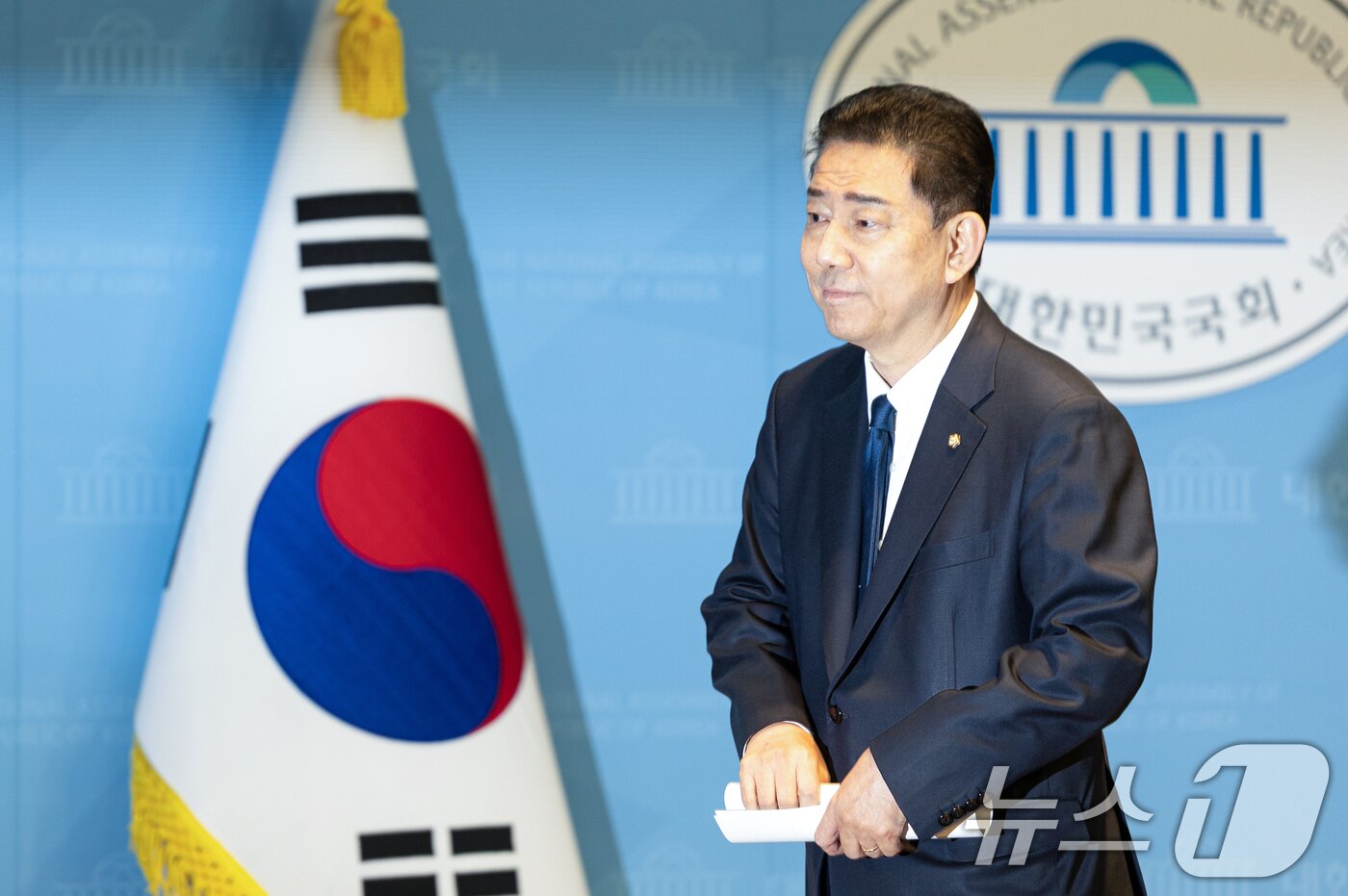 본문 이미지 - 김병기 더불어민주당 의원이 19일 서울 여의도 국회 소통관에서 당 윤리심판원의 제명 결정에 대한 입장을 밝히는 기자회견을 마치고 발걸음을 옮기고 있다. 2026.1.19/뉴스1 ⓒ News1 이승배 기자