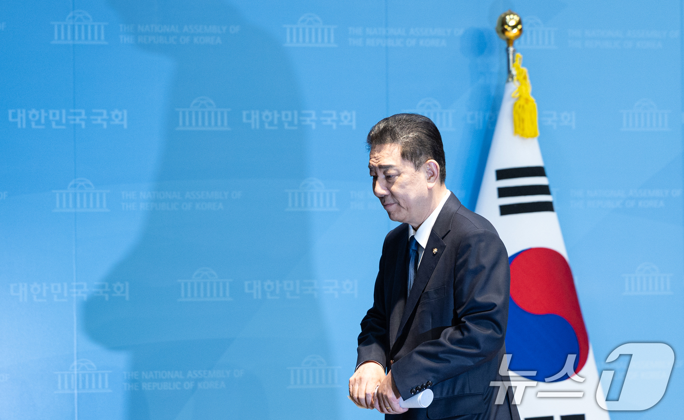 (서울=뉴스1) 이승배 기자 = 김병기 더불어민주당 의원이 19일 서울 여의도 국회 소통관에서 당 윤리심판원의 제명 결정에 대한 입장을 밝히는 기자회견을 마치고 발걸음을 옮기고 있 …