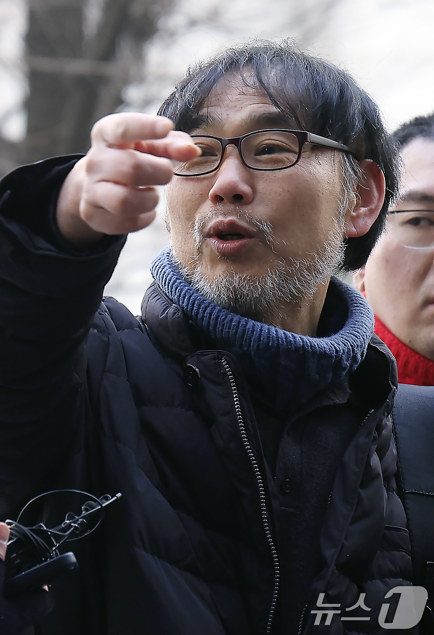 (서울=뉴스1) 박정호 기자 = 김순환 서민민생대책위원회 사무총장이 19일 오전 서울시 마포구 서울경찰청 공공범죄수사대 앞에서 김경 서울시의원 공천헌금 고발 관련 기자회견을 하고 …