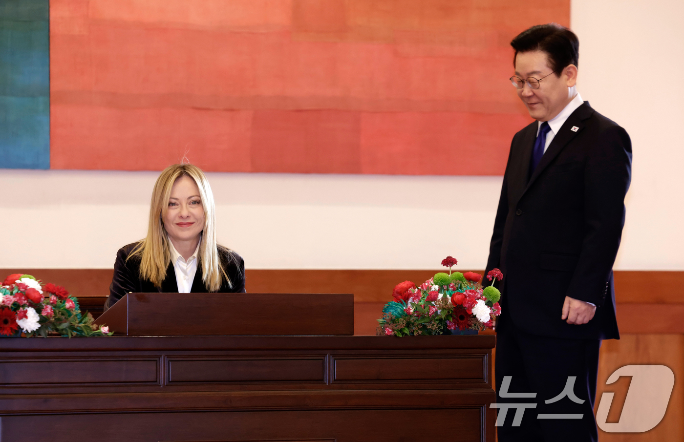 (서울=뉴스1) 이재명 기자 = 이재명 대통령이 19일 청와대에서 조르자 멜로니 이탈리아 총리의 방명록 작성을 보고 있다. 2026.1.19/뉴스1