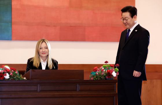 멜로니 伊총리 방명록 작성 보는 이재명 대통령