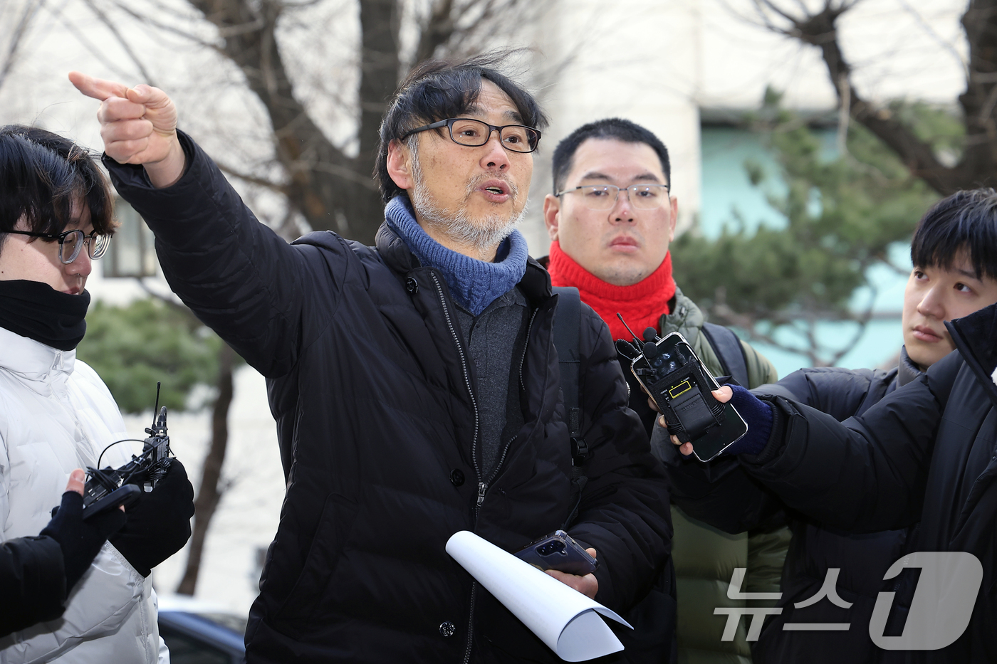 (서울=뉴스1) 박정호 기자 = 김순환 서민민생대책위원회 사무총장이 19일 오전 서울시 마포구 서울경찰청 공공범죄수사대 앞에서 김경 서울시의원 공천헌금 고발 관련 기자회견을 하고 …