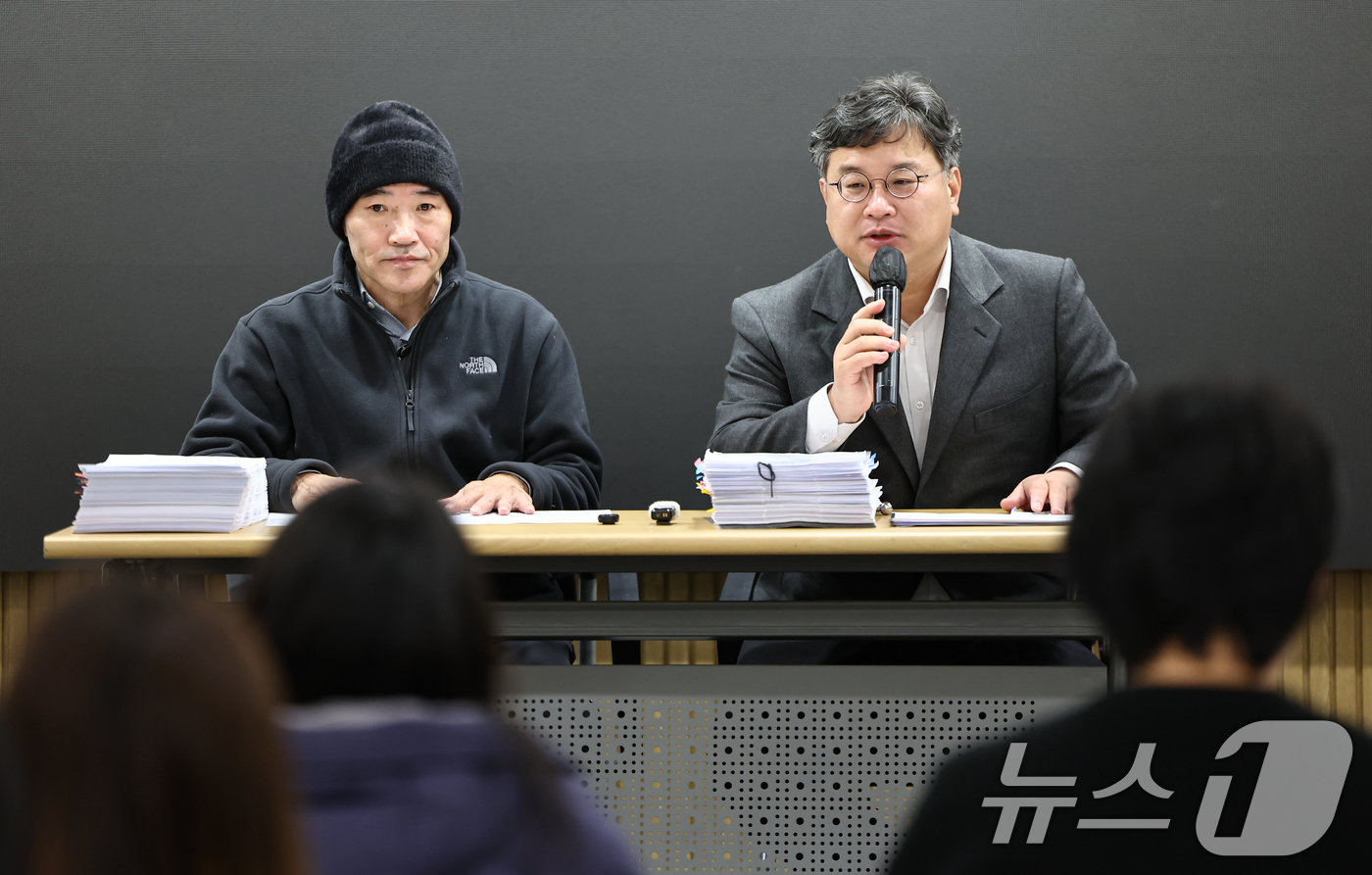 (서울=뉴스1) 김도우 기자 = '서해 공무원 피살 사건'의 유족 이래진씨(왼쪽)와 유족 측 법률대리인 김기윤 변호사가 19일 서울 서초구 한 사무실에서 서해 피살 사건의 판결문 …