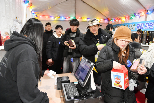 화천군 "산천어축제 농특산물 판매장 인기몰이"
