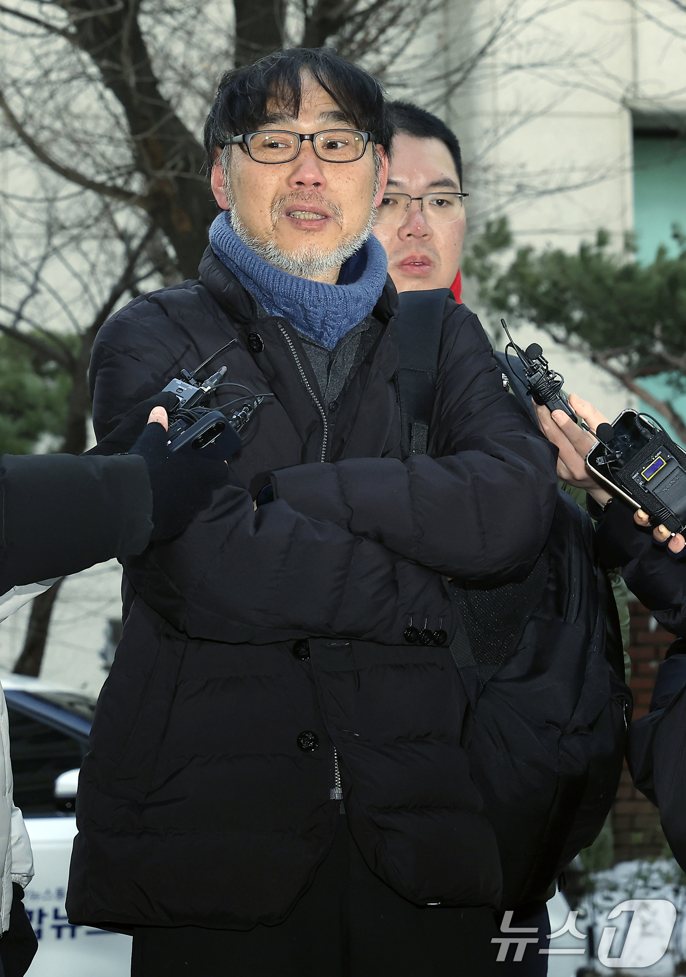 (서울=뉴스1) 박정호 기자 = 김순환 서민민생대책위원회 사무총장이 19일 오전 서울시 마포구 서울경찰청 공공범죄수사대 앞에서 김경 서울시의원 공천헌금 고발 관련 기자회견을 하고 …