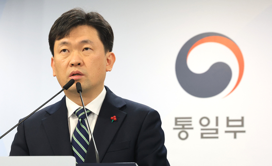 브리핑하는 윤민호 통일부 대변인