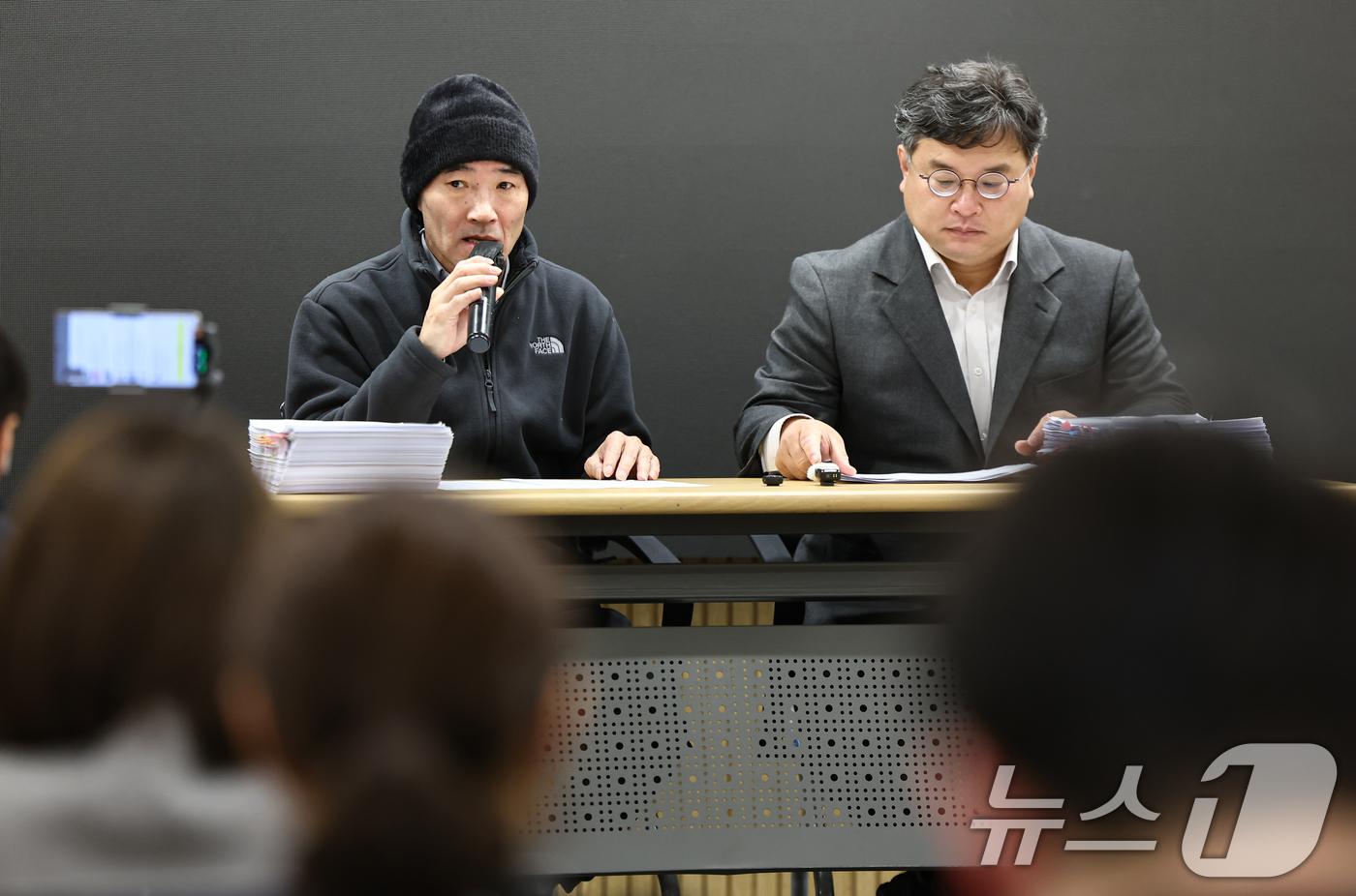 (서울=뉴스1) 김도우 기자 = '서해 공무원 피살 사건'의 유족 이래진씨(왼쪽)와 유족 측 법률대리인 김기윤 변호사가 19일 서울 서초구 한 사무실에서 서해 피살 사건의 판결문 …