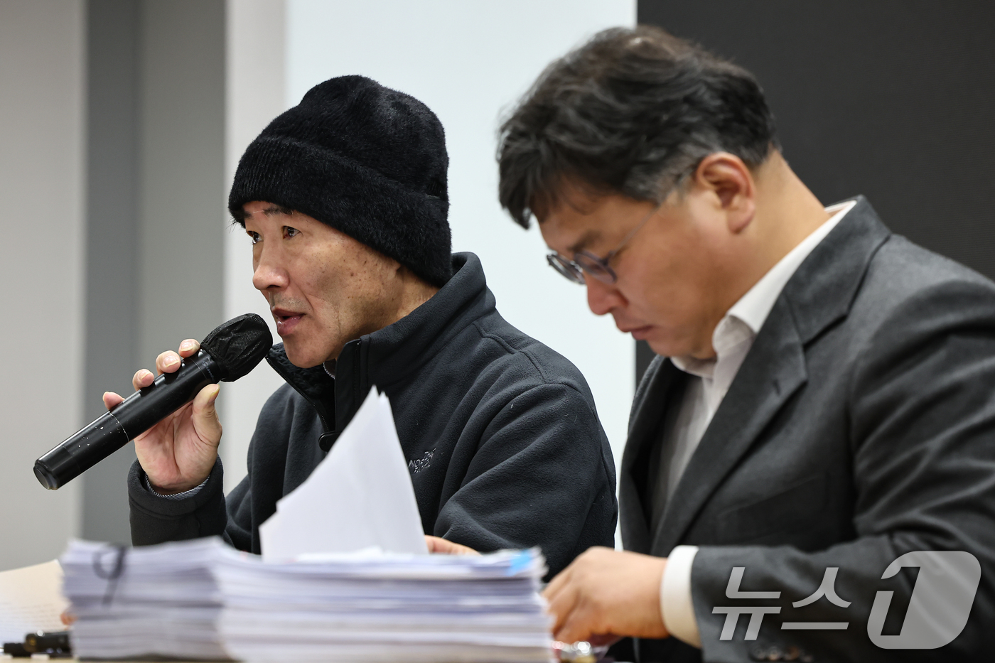 (서울=뉴스1) 김도우 기자 = '서해 공무원 피살 사건'의 유족 이래진씨(왼쪽)와 유족 측 법률대리인 김기윤 변호사가 19일 서울 서초구 한 사무실에서 서해 피살 사건의 판결문 …