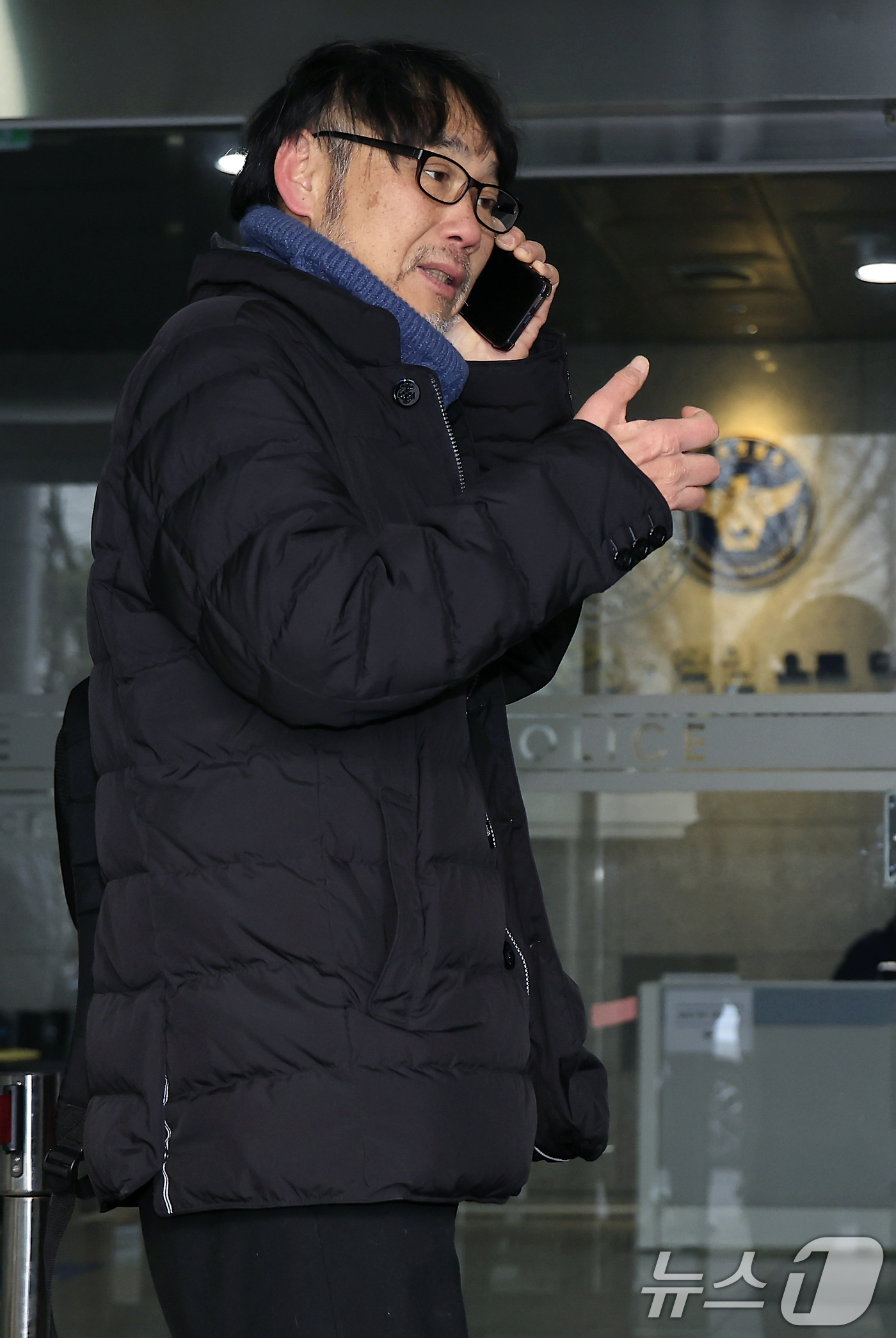 (서울=뉴스1) 박정호 기자 = 김순환 서민민생대책위원회 사무총장이 19일 오전 서울시 마포구 서울경찰청 공공범죄수사대 앞에서 김경 서울시의원 공천헌금 고발 관련 기자회견을 마친 …