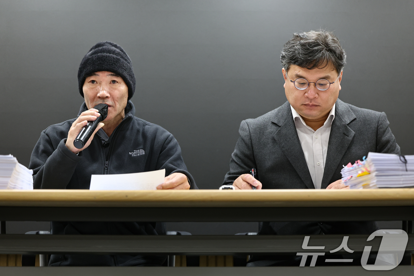 (서울=뉴스1) 김도우 기자 = '서해 공무원 피살 사건'의 유족 이래진씨(왼쪽)와 유족 측 법률대리인 김기윤 변호사가 19일 서울 서초구 한 사무실에서 서해 피살 사건의 판결문 …