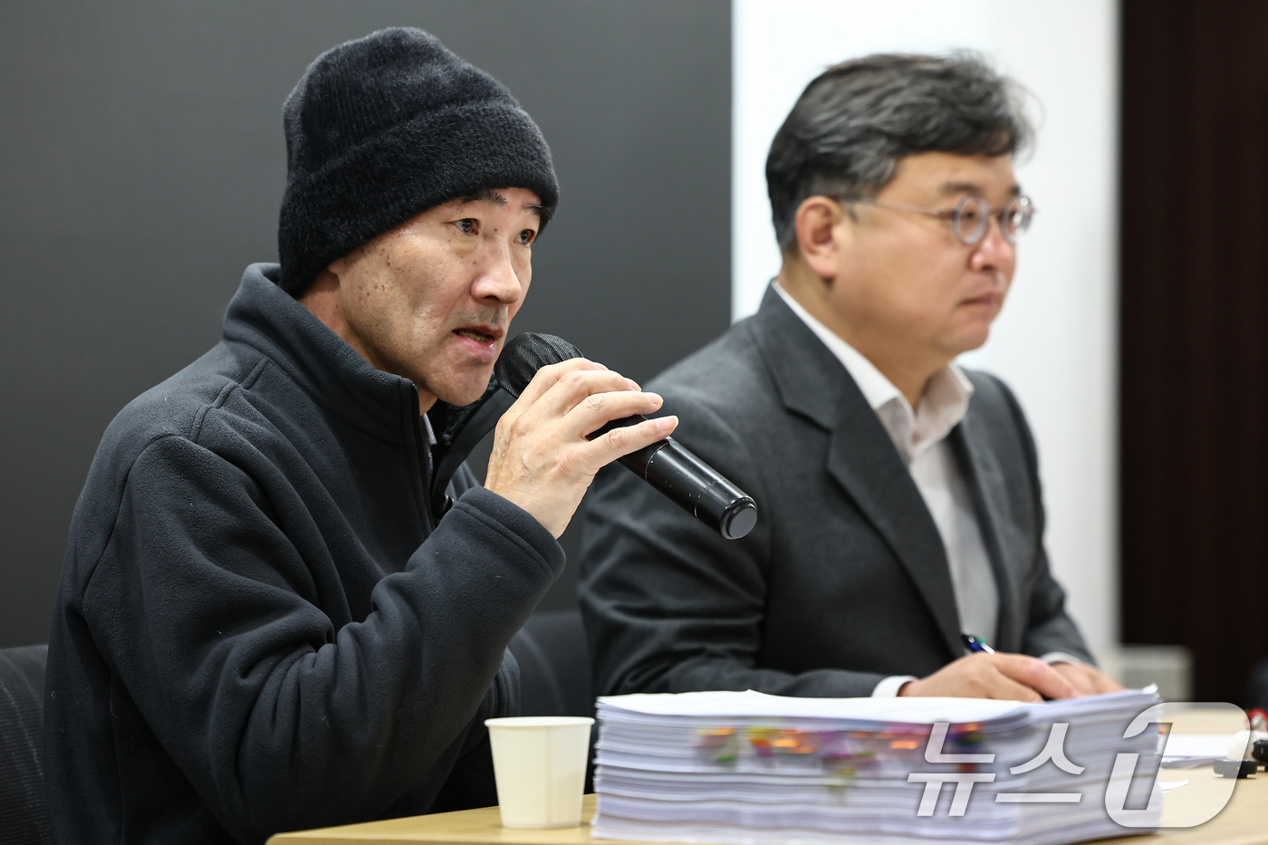 (서울=뉴스1) 김도우 기자 = '서해 공무원 피살 사건'의 유족 이래진씨(왼쪽)와 유족 측 법률대리인 김기윤 변호사가 19일 서울 서초구 한 사무실에서 서해 피살 사건의 판결문 …