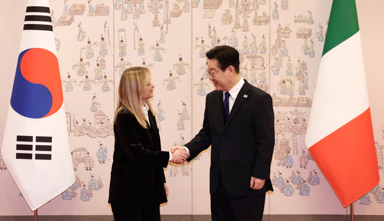 마주 보는 이재명 대통령과 조르자 멜로니 이탈리아 총리