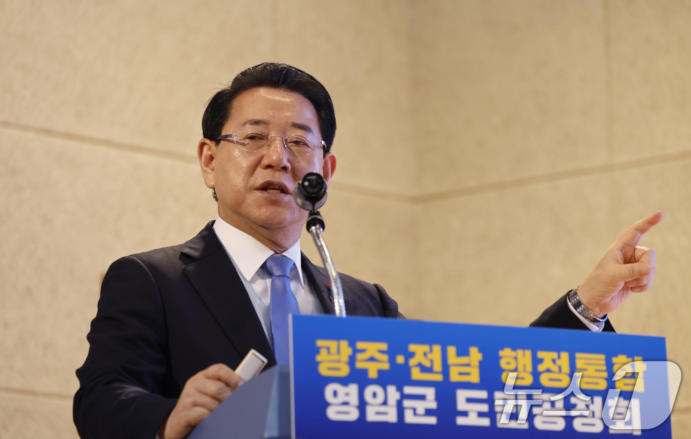 (영암=뉴스1) 김태성 기자 = 김영록 전남도지사가 19일 전남 영암군 청소년센터에서 열린 '광주전남 행정통합 도민공청회'에서 행정통합 추진방향에 대해 설명하고 있다. 도민공청회는 …