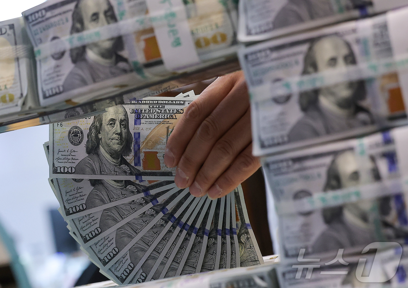 (서울=뉴스1) 김성진 기자 = 환리스크에 노출된 우리나라의 달러자산 규모가 외환시장 규모의 25배에 달한다는 국제통화기금(IMF)의 경고가 나왔다.18일 IMF가 발간한 '글로벌 …