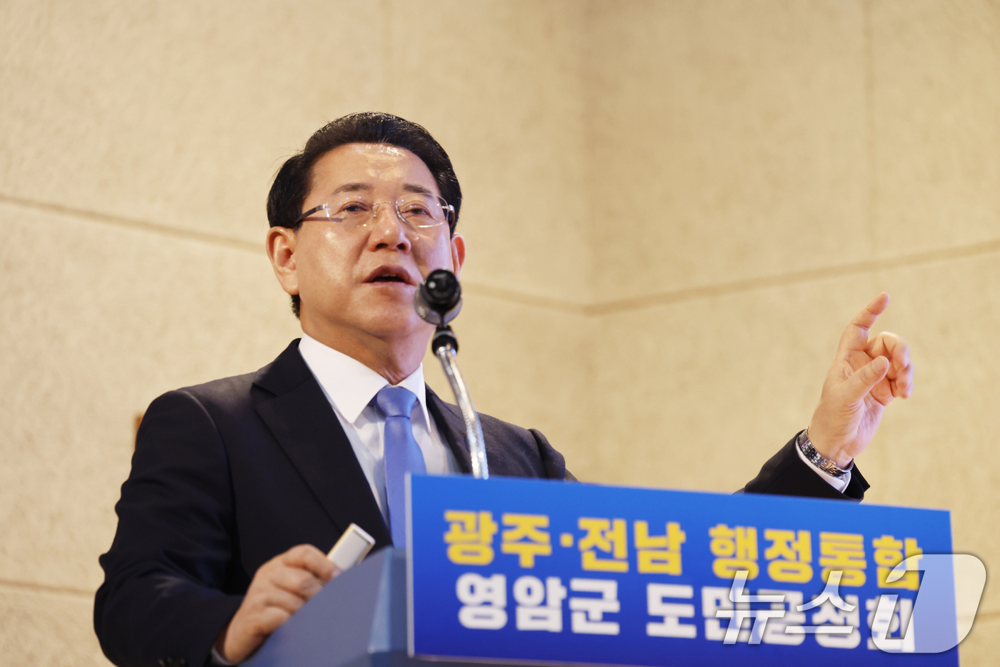 (영암=뉴스1) 김태성 기자 = 김영록 전남도지사가 19일 전남 영암군 청소년센터에서 열린 '광주전남 행정통합 도민공청회'에서 행정통합 추진방향에 대해 설명하고 있다. 도민공청회는 …