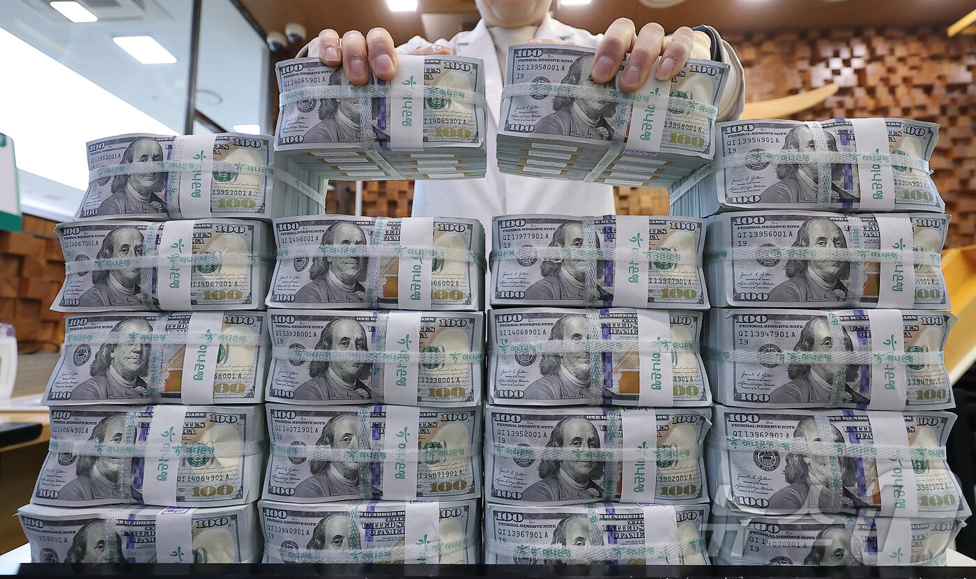 본문 이미지 -  지난 19일 서울 중구 하나은행 위변조대응센터에서 직원이 달러화를 정리하는 모습. 2026.1.19/뉴스1 ⓒ News1 김성진 기자