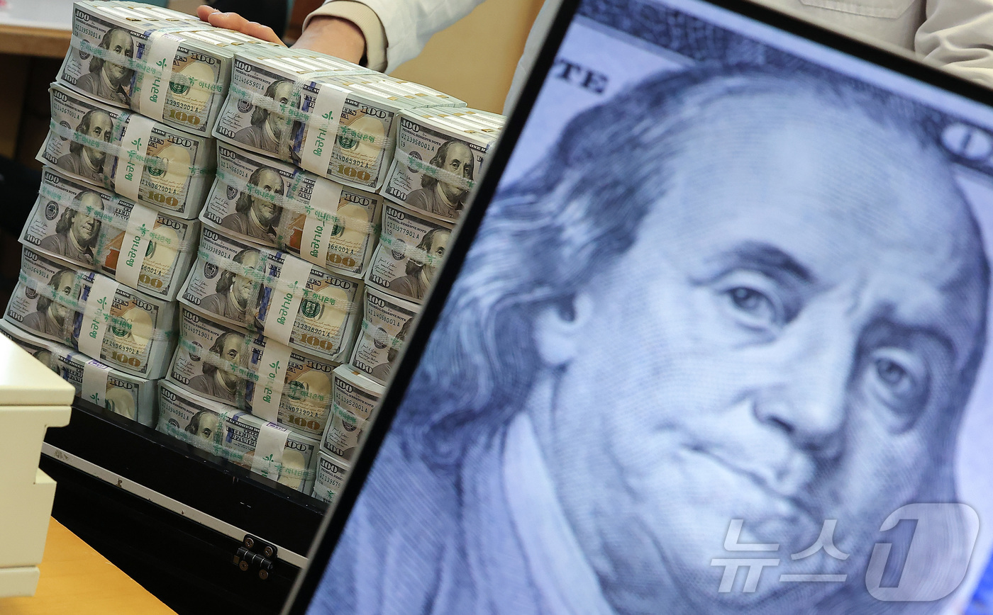 (서울=뉴스1) 김성진 기자 = 환리스크에 노출된 우리나라의 달러자산 규모가 외환시장 규모의 25배에 달한다는 국제통화기금(IMF)의 경고가 나왔다.18일 IMF가 발간한 '글로벌 …