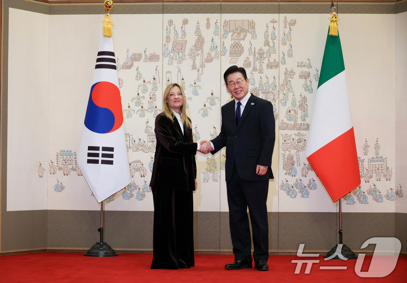 (서울=뉴스1) 이재명 기자 = 이재명 대통령과 조르자 멜로니 이탈리아 총리가 19일 청와대에서 기념촬영을 하고 있다. 2026.1.19/뉴스1