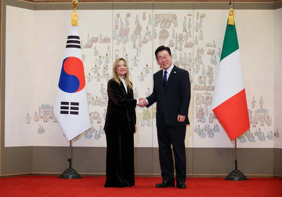 조르자 멜로니 이탈리아 총리과 악수하는 이재명 대통령