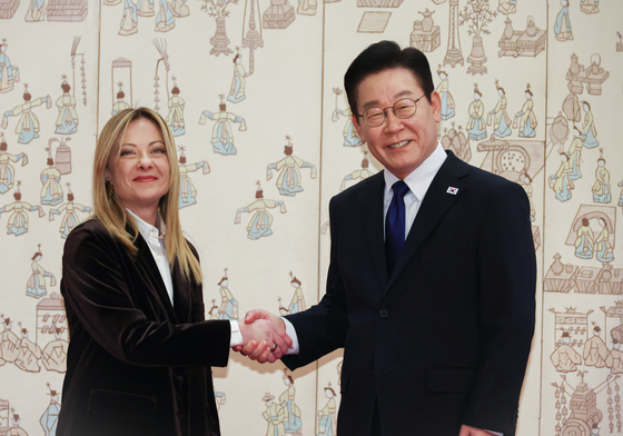 이재명 대통령, 조르자 멜로니 이탈리아 총리와 악수