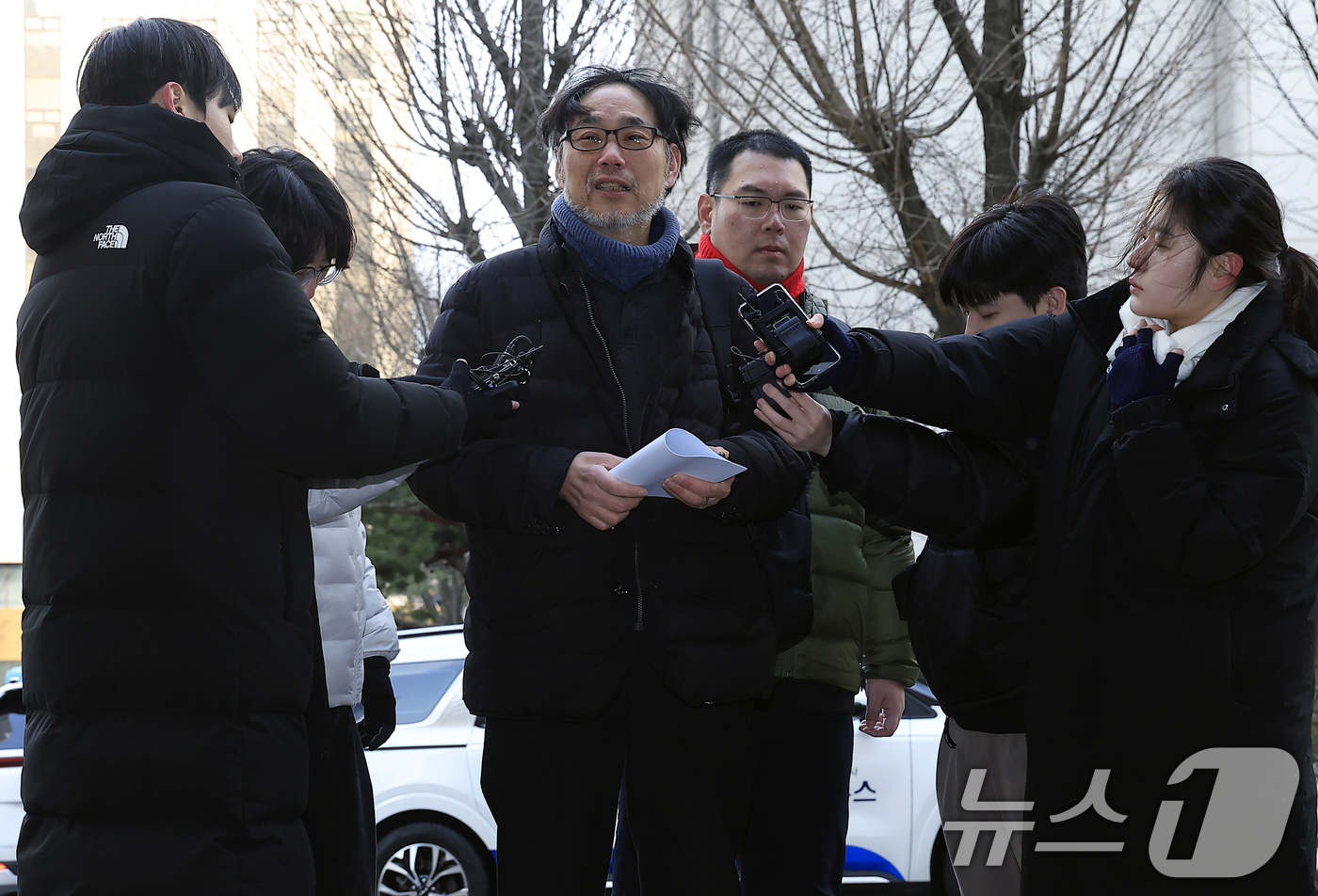 (서울=뉴스1) 박정호 기자 = 김순환 서민민생대책위원회 사무총장이 19일 오전 서울시 마포구 서울경찰청 공공범죄수사대 앞에서 김경 서울시의원 공천헌금 고발 관련 기자회견을 하고 …