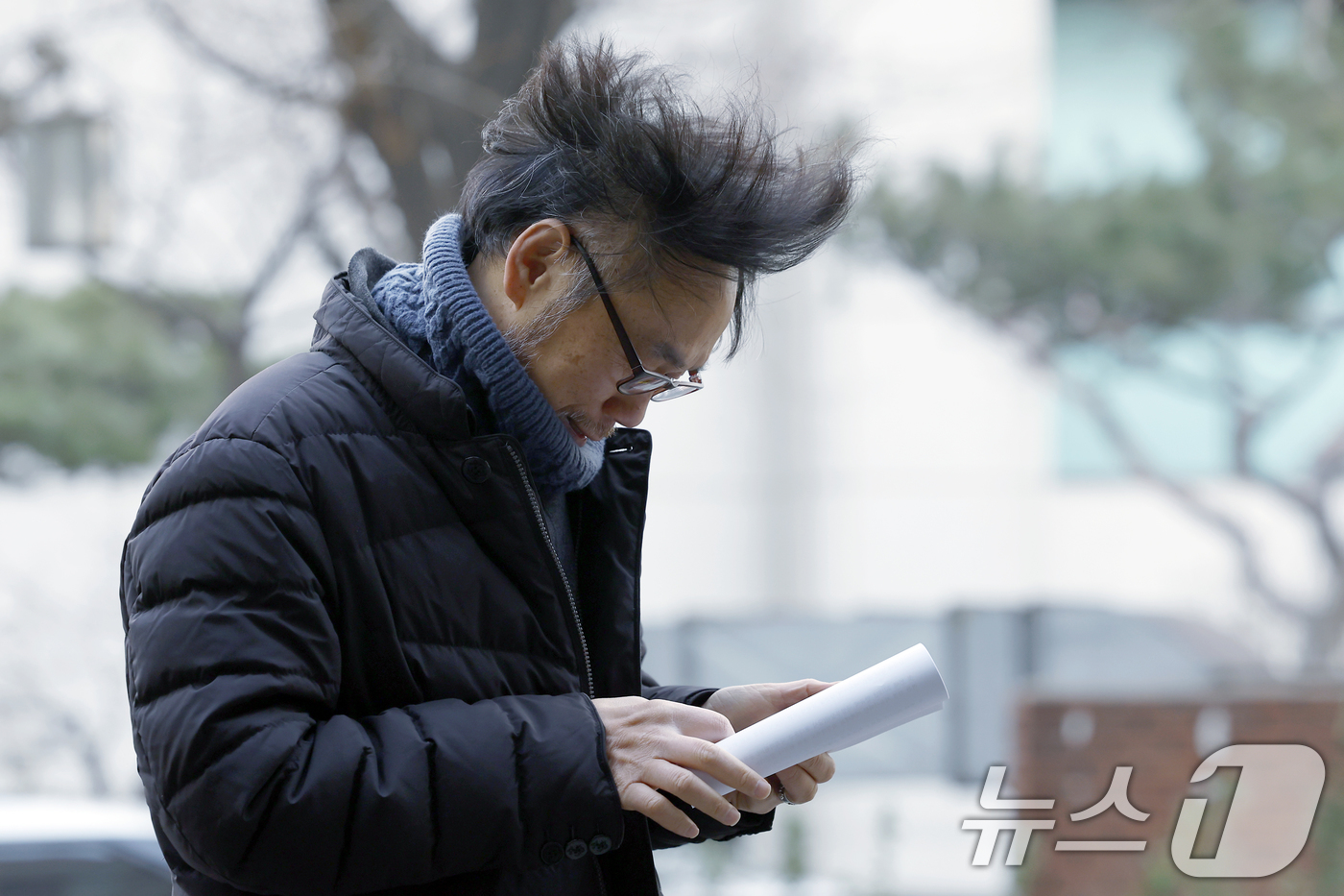 (서울=뉴스1) 박정호 기자 = 김순환 서민민생대책위원회 사무총장이 19일 오전 서울시 마포구 서울경찰청 공공범죄수사대 앞에서 김경 서울시의원 공천헌금 고발 관련 기자회견을 준비하 …