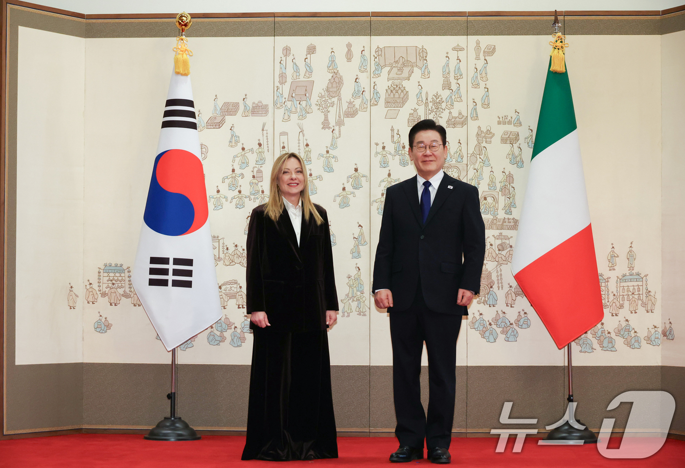 (서울=뉴스1) 이재명 기자 = 이재명 대통령과 조르자 멜로니 이탈리아 총리가 19일 청와대에서 기념촬영을 하고 있다. 2026.1.19/뉴스1