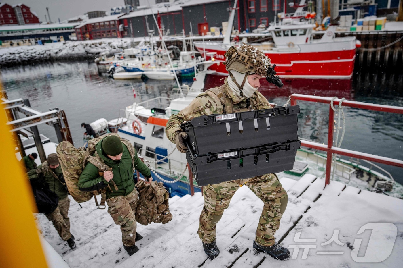 (누크 AFP=뉴스1) 강민경 기자 = 18일 그린란드 수도 누크에 파견된 덴마크 장병들이 장비를 운반하고 있다. 2026.1.18ⓒ AFP=뉴스1