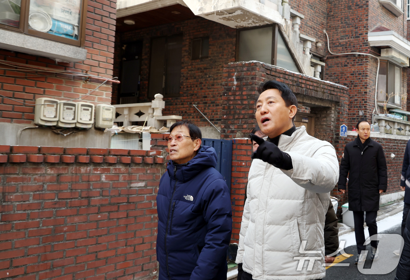 (서울=뉴스1) 김명섭 기자 = 오세훈 서울시장이 19일 서울 관악구 신림7구역에서 재개발 사업대상지 현장 점검을 하고 있다. 2026.1.19/뉴스1
