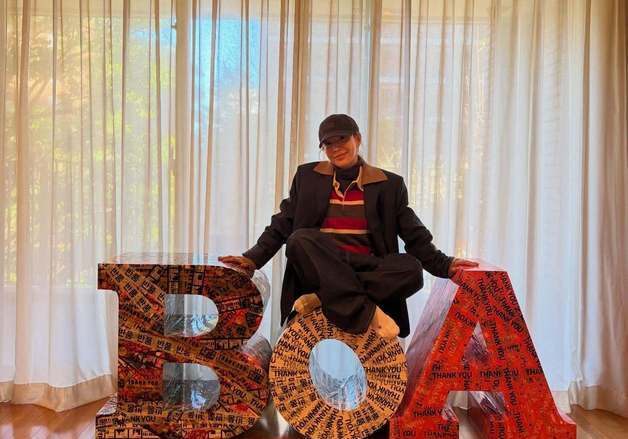 SM 떠난 보아, '반품' 스티커 붙인 이름 조형물…직접 만들었다