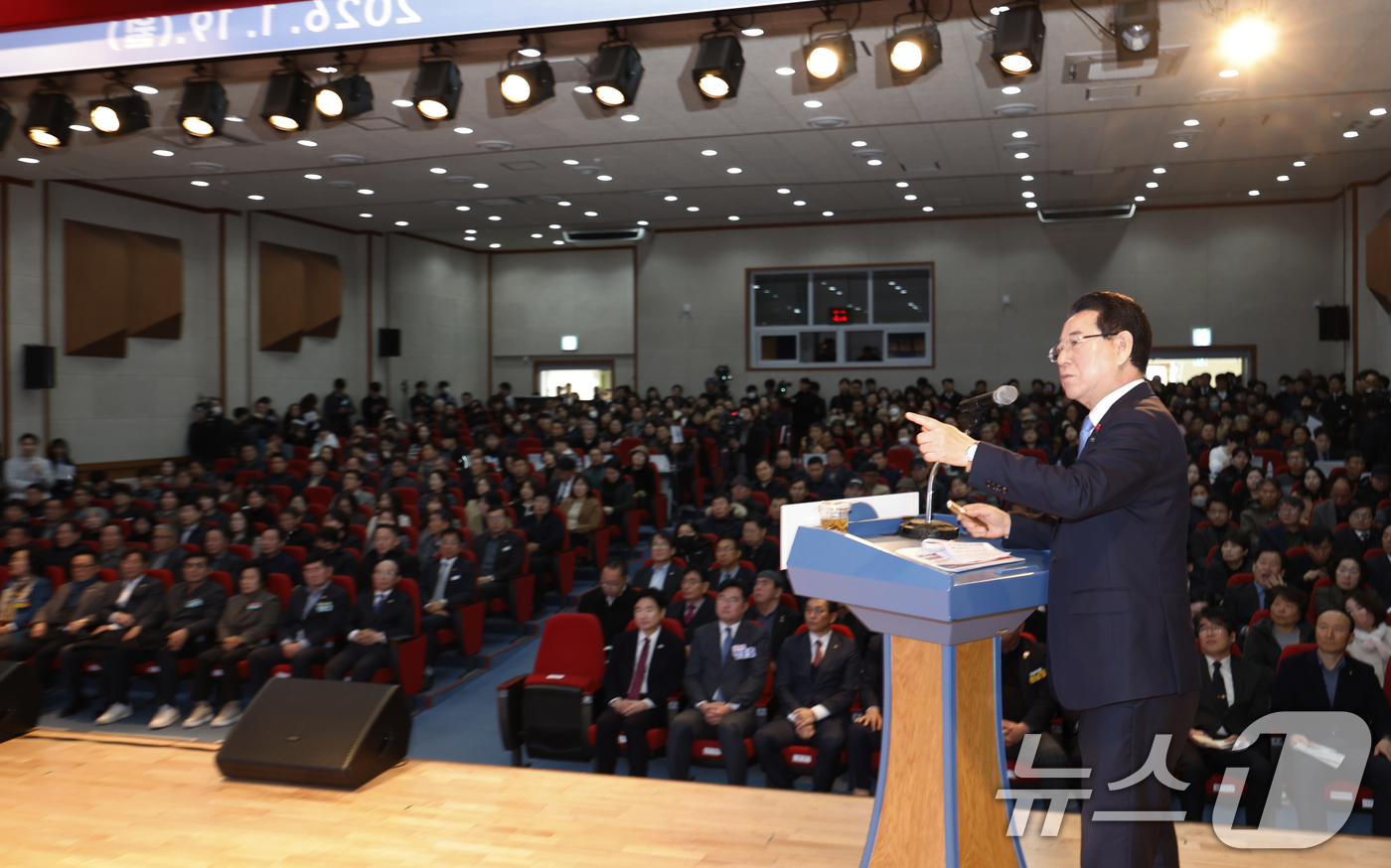 (영암=뉴스1) 김태성 기자 = 김영록 전남도지사가 19일 전남 영암군 청소년센터에서 열린 '광주전남 행정통합 도민공청회'에서 행정통합 추진방향에 대해 설명하고 있다. 도민공청회는 …