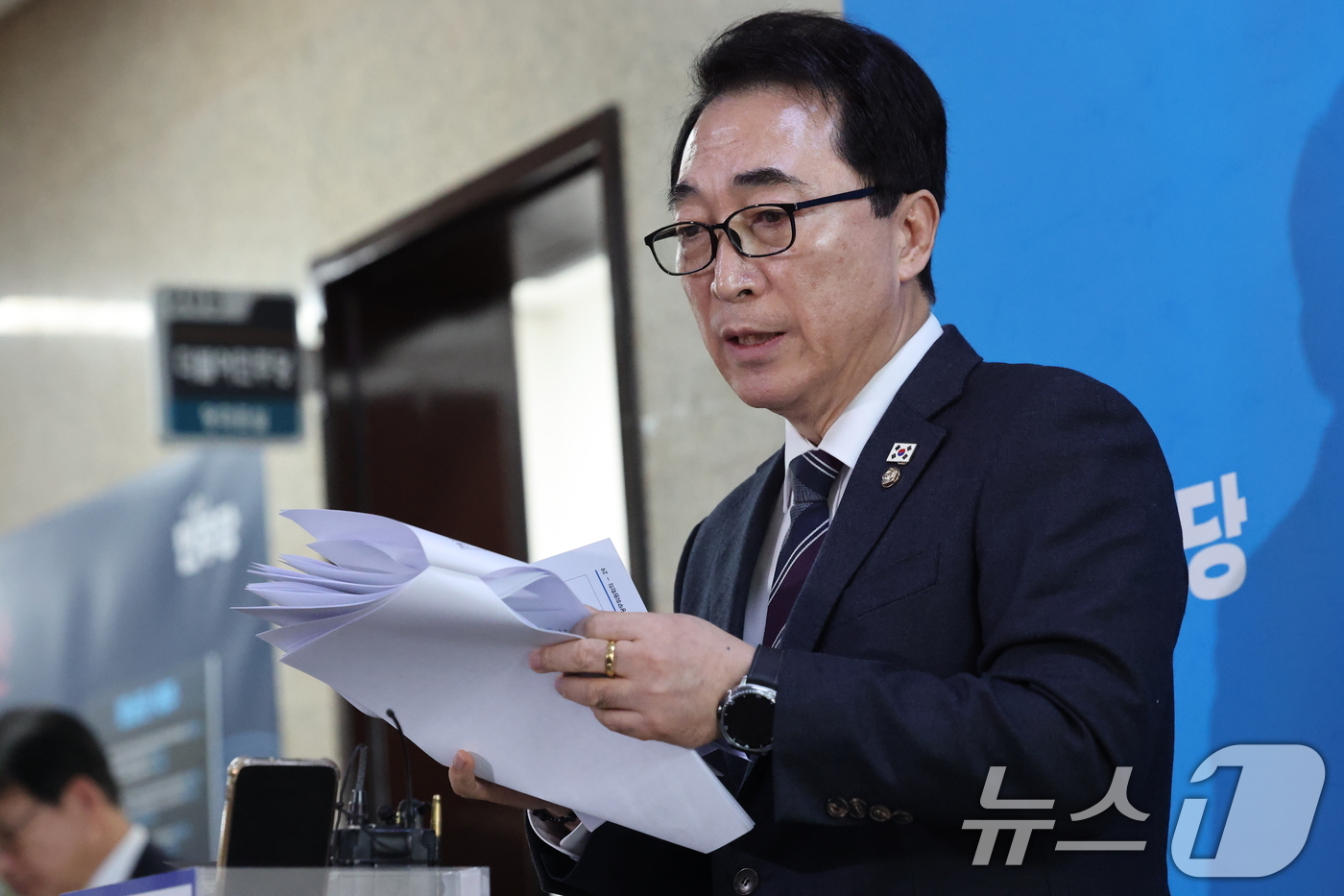 (서울=뉴스1) 이승배 기자 = 박수현 더불어민주당 수석대변인이 19일 서울 여의도 국회에서 당무위원회 결과에 대해 설명하고 있다. 2026.1.19/뉴스1