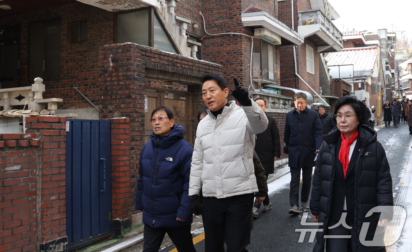 (서울=뉴스1) 김명섭 기자 = 오세훈 서울시장이 19일 서울 관악구 신림7구역에서 재개발 사업대상지 현장 점검을 하고 있다. 2026.1.19/뉴스1