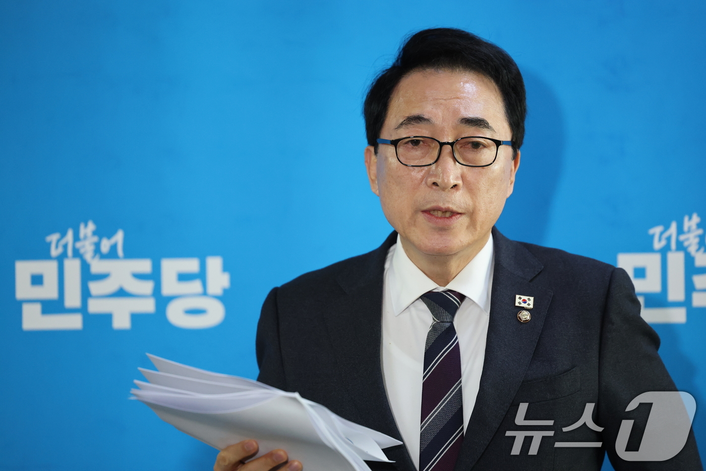 (서울=뉴스1) 이승배 기자 = 박수현 더불어민주당 수석대변인이 19일 서울 여의도 국회에서 당무위원회 결과에 대해 설명하고 있다. 2026.1.19/뉴스1